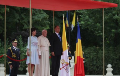 Momentul in care Papa Francisc saluta in romana soldatii. Cum l-a ajutat Iohannis - VIDEO