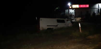 Un barbat a murit, dupa ce microbuzul in care se afla s-a lovit violent de o bordura, in apropiere de Danceni - FOTO