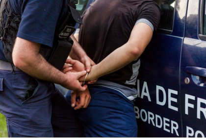 Impuscaturi la Stefan Voda. Un tanar, fiind condamnat la 10 ani de puscarie, a evadat din izolator, iar cainele politiei de frontiera i-a luat urma. Cum a fost retinut