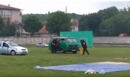 Trei copii, raniti de politisti cu o grenada la o demonstratie de Ziua Copilului - VIDEO Trei copii, raniti de politisti cu o grenada la o demonstratie de Ziua Copilului - VIDEO