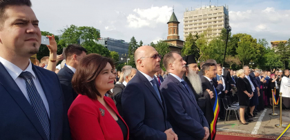 Pavel Filip si Monica Babuc, printre pelerini: au mers la Iasi sa-l vada pe Papa Francisc - GALERIE FOTO