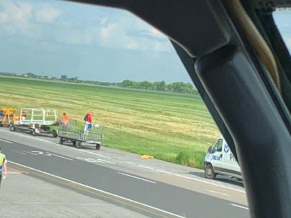 Imagini uluitoare. Ce a putut face un pasager langa pista aeroportului Otopeni, inainte sa urce in avion