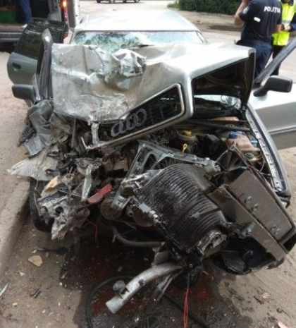 A urcat beat la volan si a provocat un accident in lant, la Balti. Doua persoane, transportate la spital, iar trei masini, distruse - GALERIE FOTO A urcat beat la volan si a provocat un accident in lant, la Balti. Doua persoane, transportate la spital, iar trei masini, distruse - GALERIE FOTO