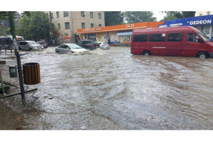 Doua gradinite din capitala au fost inundate, iar un gimnaziu a ramas fara curent in urma ploii - FOTO Doua gradinite din capitala au fost inundate, iar un gimnaziu a ramas fara curent in urma ploii - FOTO