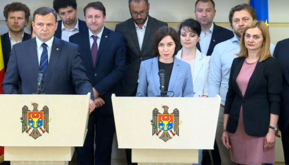 Blocul ACUM si cei 3 oficiali straini Johannes Hahn, Brad Freden si Dmitri Kozac, s-au asezat la discutii