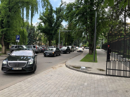 Centrul capitalei, impanzit de politisti. Dmitri Kozak a ajuns la Presedintie. Urmeaza sa sustina un briefing de presa impreuna cu Igor Dodon - GALERIE FOTO