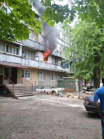 Un apartament dintr-un bloc de locuit din capitala a luat foc. Zeci de persoane, evacuate, iar 7 locatari, transportati la spital dupa ce au ramas blocati in scara blocului - GALERIE FOTO