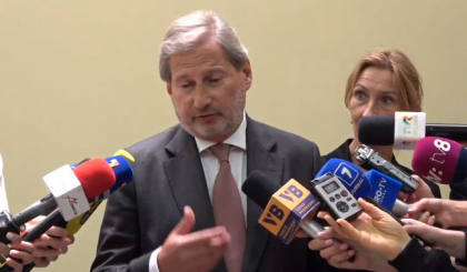 LIVE TEXT. Declaratiile lui Johannes Hahn dupa vizita de lucru la Chisinau: "In cazul in care se vor produce alegeri anticipate, esta riscul ca FMI sa suspende programul de asistenta"