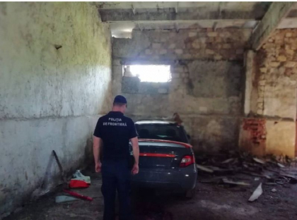 Un automobil, gasit de politistii de frontiera intr-un depozit abandonat din Cosauti. Ce spun oamenii legii - FOTO
