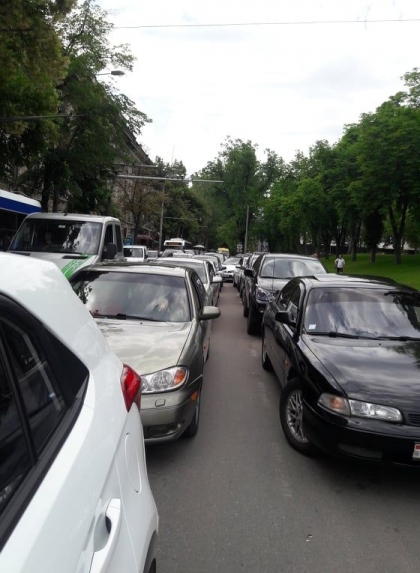Ambuteiaj pe o strada din centrul capitalei. Masinile stau blocate - GALERIE FOTO Ambuteiaj pe o strada din centrul capitalei. Masinile stau blocate - GALERIE FOTO