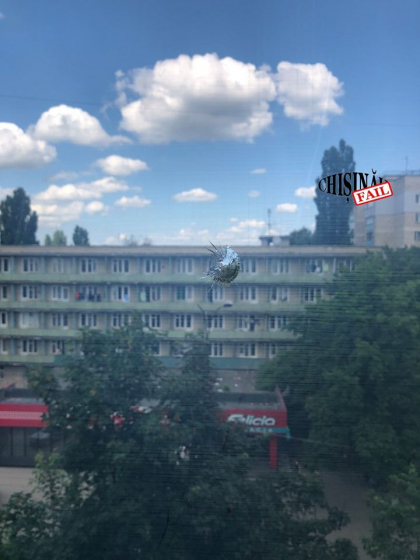 Un barbat din capitala sustine ca cineva ar fi impuscat in geamul apartamentului sau. Ce spune politia - FOTO