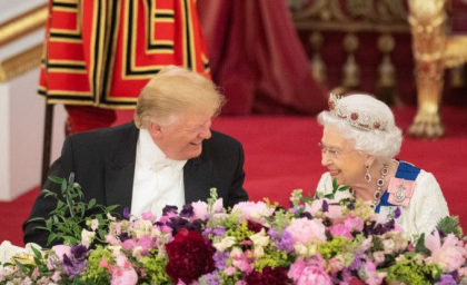 Imagini spectaculoase de la dineul oferit de Regina in cinstea lui Trump - GALERIE FOTO Imagini spectaculoase de la dineul oferit de Regina in cinstea lui Trump - GALERIE FOTO