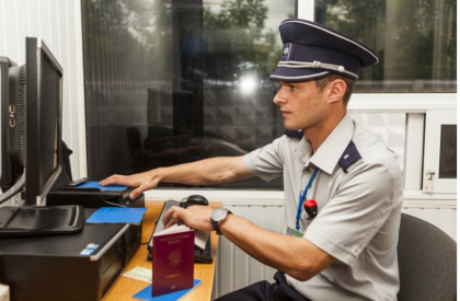 Un minor de 17 ani a incercat sa treaca frontiera cu pasaportul fratelui mai mare. Ce l-a dat de gol Un minor de 17 ani a incercat sa treaca frontiera cu pasaportul fratelui mai mare. Ce l-a dat de gol