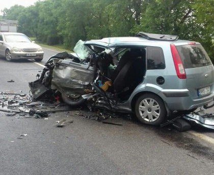 O intreaga familie a avut de suferit, in urma accidentului din Comrat. Un barbat a murit, iar sotia si copilul acestuia, transportati la spital dupa ce masina in care se aflau s-a ciocnit violent cu un alt automobil - GALERIE FOTO