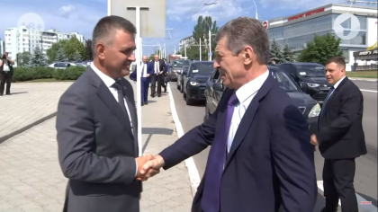Vicepremierul rus, Dmitrii Kozak, a ajuns si in regiunea transnistreana. Acesta a fost intampinat cu paine si sare - VIDEO Vicepremierul rus, Dmitrii Kozak, a ajuns si in regiunea transnistreana. Acesta a fost intampinat cu paine si sare - VIDEO