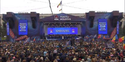 Pregatiri pentru mitingul PDM: politisti, scena, blocuri sanitare si tomberoane - zdg.md Pregatiri pentru mitingul PDM: politisti, scena, blocuri sanitare si tomberoane - zdg.md