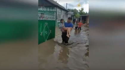 Dezastru in urma ploilor in toata tara. Mai multe gradini, beciuri si case, inundate, iar cativa copii evacuati din casele pline cu apa - VIDEO Dezastru in urma ploilor in toata tara. Mai multe gradini, beciuri si case, inundate, iar cativa copii evacuati din casele pline cu apa - VIDEO