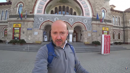 Vloggerul englez, care recent a plecat din Moldova, a publicat un nou filmulet. Barbatul povesteste cum a fost la un buncar nuclear sovietic dintr-un sat din Soldanesti si ce descoperiri a facut acolo. A ramas socat ca in localitate a gasit numai doi copii care se aflau intr-o casa - VIDEO Vloggerul englez, care recent a plecat din Moldova, a publicat un nou filmulet. Barbatul povesteste cum a fost la un buncar nuclear sovietic dintr-un sat din Soldanesti si ce descoperiri a facut acolo. A ramas socat ca in localitate a gasit numai doi copii care se aflau intr-o casa - VIDEO