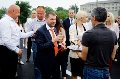 Ilan Sor se lauda cu o strada si un scuar din Orhei reparate capital din banii proprii. Inaugurarea s-a facut cu mare fast, iar Sor, insotit de Tauber, s-au avantat intr-o hora si au baut sampanie: „Am promis ca ne vom trezi intr-o zi si vom spune ca Orhei este cel mai frumos oras de pe pamant si asa va fi” - GALERIE FOTO