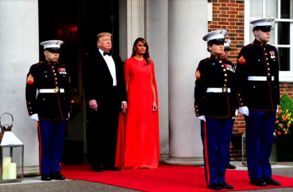Melania Trump a facut senzatie la Londra intr-o rochie rosie de peste 7.000 de dolari Melania Trump a facut senzatie la Londra intr-o rochie rosie de peste 7.000 de dolari