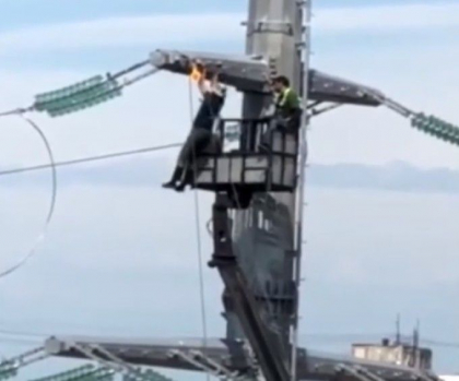 Situatie de risc, la 40 de metri inaltime. Cum a fost surprins un electrician - FOTO