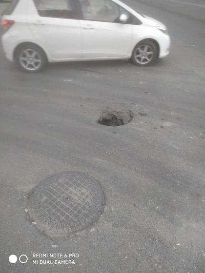 Atentie soferi. Inca o gaura a aparut pe o strada din capitala in urma ploilor torentiale: "Nu le mai pasa de nimic celor de la conducere" - FOTO