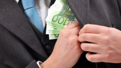 Motivul pentru care un avocat din capitala a cerut de la o femeie 6500 de euro. Barbatul risca pana la 7 ani de inchisoare Motivul pentru care un avocat din capitala a cerut de la o femeie 6500 de euro. Barbatul risca pana la 7 ani de inchisoare