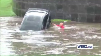 Momentul in care o femeie este salvata din masina, chiar inainte sa se inece Momentul in care o femeie este salvata din masina, chiar inainte sa se inece