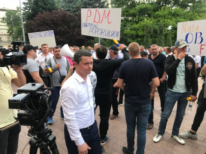Stop-cadru: Presedintele Tineretului Democrat din Moldova, Alexandr Cauia, printre protestatari - FOTO Stop-cadru: Presedintele Tineretului Democrat din Moldova, Alexandr Cauia, printre protestatari - FOTO