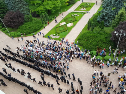 Oamenii tot se aduna in fata Parlamentului. Dan Perciun: "Floarea tineretului democrat" - FOTO