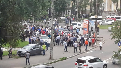 Protest in capitala? Mai multi oameni s-au adunat in cateva locuri din oras - FOTO Protest in capitala? Mai multi oameni s-au adunat in cateva locuri din oras - FOTO