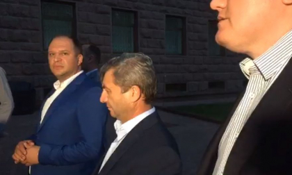 Ion Ceban - surprins in timp ce intra in Parlament, pentru a discuta cu Blocul ACUM - VIDEO Ion Ceban - surprins in timp ce intra in Parlament, pentru a discuta cu Blocul ACUM - VIDEO