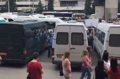 Sute de oameni au fost adusi si in fata Academiei de Stiinte. Au aceleasi pancarte ca si cei adusi in fata Ministerului Sanatatii - VIDEO Sute de oameni au fost adusi si in fata Academiei de Stiinte. Au aceleasi pancarte ca si cei adusi in fata Ministerului Sanatatii - VIDEO