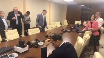 Am putea evita alegerile anticipate? Socialistii au venit la Parlament ca sa discute cu blocul ACUM. Cele doua partide s-au asezat la masa de negocieri - VIDEO Am putea evita alegerile anticipate? Socialistii au venit la Parlament ca sa discute cu blocul ACUM. Cele doua partide s-au asezat la masa de negocieri - VIDEO