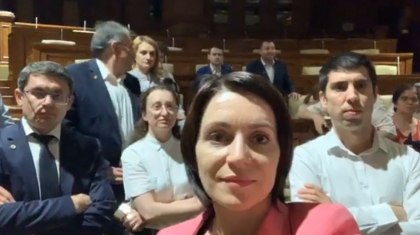 Deputatii ACUM spun ca inca se afla in Parlament si ii asteapta pe socialisti. Dumitru Alaiba: "Protestatarii PD au plecat subit. Pot intra fara nici o problema" Deputatii ACUM spun ca inca se afla in Parlament si ii asteapta pe socialisti. Dumitru Alaiba: "Protestatarii PD au plecat subit. Pot intra fara nici o problema"