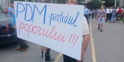 FOTO/VIDEO. Protest spontan: „Vrem stabilitate, nu anticipate!” Se pregătește justificarea unei alianțe PDM-PSRM? - zdg.md FOTO/VIDEO. Protest spontan: „Vrem stabilitate, nu anticipate!” Se pregătește justificarea unei alianțe PDM-PSRM? - zdg.md