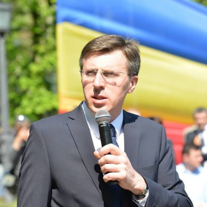 Dorin Chirtoaca: "Dictatura a cazut! Restabilim democratia! Continuam lupta pentru Europa si Unirea cu Romania!" Dorin Chirtoaca: "Dictatura a cazut! Restabilim democratia! Continuam lupta pentru Europa si Unirea cu Romania!"