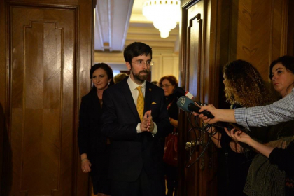 Deputat din Romania: "Surpriza totala la Chisinau! Dupa disparitia lui Dragnea din peisajul politic romanesc, se pare ca i-a venit randul si amicului lui de peste Prut, Vlad Plahotniuc" Deputat din Romania: "Surpriza totala la Chisinau! Dupa disparitia lui Dragnea din peisajul politic romanesc, se pare ca i-a venit randul si amicului lui de peste Prut, Vlad Plahotniuc"
