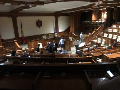 Pe intuneric si cu microfoanele nefunctionale. Cum a inceput sedinta parlamentului. Deputatii blocului ACUM si cei din PSRM se afla in legislativ - GALERIE FOTO