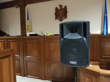 Pasha Parfeni a adus o boxa in plenul parlamentului: "O sa fie sunet mai bun" - FOTO Pasha Parfeni a adus o boxa in plenul parlamentului: "O sa fie sunet mai bun" - FOTO