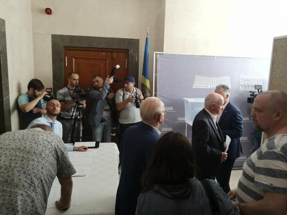Sub supravegherea camerelor video, deputatii s-au inregistrat si rand pe rand au trecut pe la urna de vot. Cum a fost procedura de votare a presedintelui Parlamentului - FOTO Sub supravegherea camerelor video, deputatii s-au inregistrat si rand pe rand au trecut pe la urna de vot. Cum a fost procedura de votare a presedintelui Parlamentului - FOTO