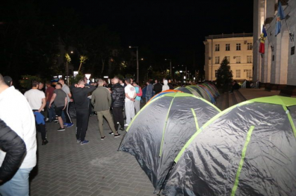 Corturi în fața Procuraturii Generale și a MAI-ului: „am venit să apărăm instituțiile statului” - FOTO/ZdG.md Corturi în fața Procuraturii Generale și a MAI-ului: „am venit să apărăm instituțiile statului” - FOTO/ZdG.md
