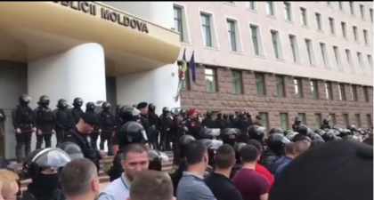 Dupa ce ieri au fost anuntate doua alerte false cu bombe la Guvern si Parlament, politia a initiat un proces penal in acest sens, iar cei care au facut apelurile risca pana la doi ani de inchisoare Dupa ce ieri au fost anuntate doua alerte false cu bombe la Guvern si Parlament, politia a initiat un proces penal in acest sens, iar cei care au facut apelurile risca pana la doi ani de inchisoare