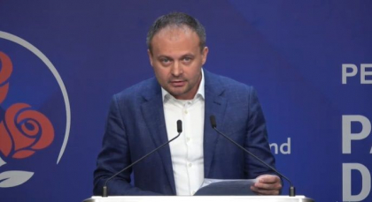„PD va organiza in continuare proteste inclusiv pentru a cere demisia presedintelui si pentru a avea stabilitate in tara”. O spune vicepresedintele democratilor Andrian Candu: „Eu o sa ies si multa lume o sa ma urmeze” - VIDEO „PD va organiza in continuare proteste inclusiv pentru a cere demisia presedintelui si pentru a avea stabilitate in tara”. O spune vicepresedintele democratilor Andrian Candu: „Eu o sa ies si multa lume o sa ma urmeze” - VIDEO