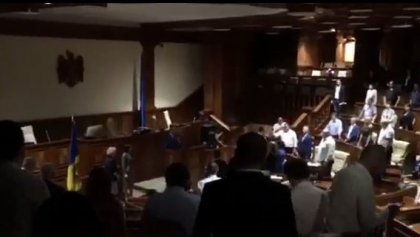 Sergiu Litvinenco: "Panzari si Cavcaliuc, atentie, peste 5 minute veti fi demisi"