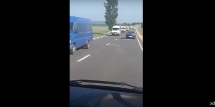 VIDEO/ Zeci de autobuze si microbuze, surprinse pe traseu in timp ce se indreapta la Chisinau - zdg.md
