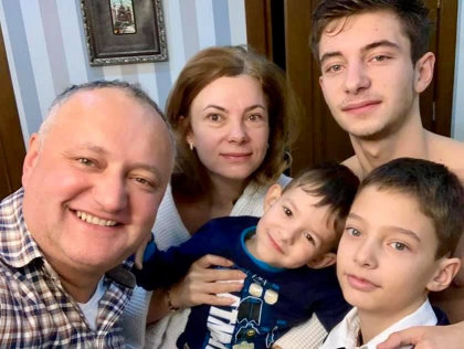 Igor Dodon, intr-un selfie alaturi de sotie si copii. Mesajul presedintelui: „Este o zi istorica. Dificila, plina de provocari, dar importanta. Și da - aveti grija de cei apropiati” - FOTO
