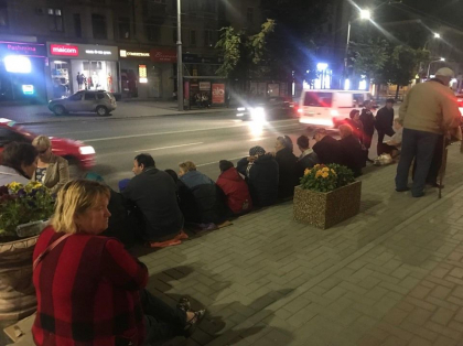 Zeci de oameni, adusi in fata mai multor institutii de stat, printre care Procuratura, Curtea Constitutionala sau Ministerul de Interne: le-au fost instalate corturi si vor innopta acolo - VIDEO/GALERIE FOTO