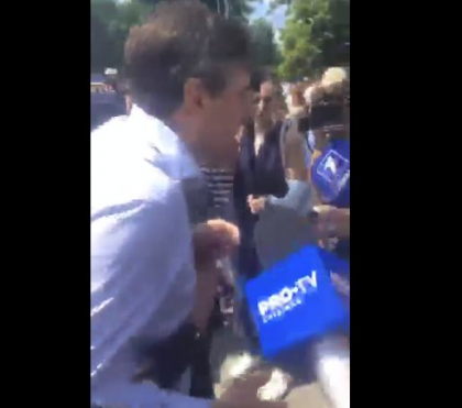 Dorin Chirtoaca a incercat sa treaca prin multime la Vlad Plahotniuc, insa, a fost luat pe sus de bodyguarzi: "Domnule Plahotniuc....Vreau sa-i spun in fata...Am vazut ochii lui Plahotniuc, el e speriat de moarte" - FOTO Dorin Chirtoaca a incercat sa treaca prin multime la Vlad Plahotniuc, insa, a fost luat pe sus de bodyguarzi: "Domnule Plahotniuc....Vreau sa-i spun in fata...Am vazut ochii lui Plahotniuc, el e speriat de moarte" - FOTO