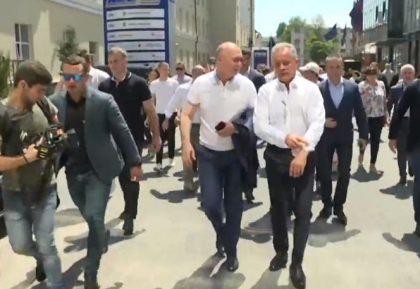 Vlad Plahotniuc merge prin centrul capitalei, facand baie de multime: "Noi suntem poporul, Dodon e tradatorul" - GALERIE FOTO Vlad Plahotniuc merge prin centrul capitalei, facand baie de multime: "Noi suntem poporul, Dodon e tradatorul" - GALERIE FOTO
